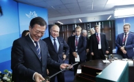 文 대통령, 푸틴으로부터 조선시대 검 선물 받아