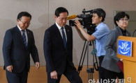 [포토]무거운 표정의 김부겸-송영무-김은경 장관