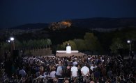 아테네 프닉스언덕에 선 佛마크롱 "EU재건 이끌겠다"…리더십 자청