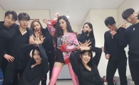 선미, 화제의 백댄서들과 익살스런 셀카 공개 "너무 너무 행복했어요"