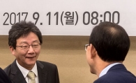 [포토]주호영 원내대표와 인사 나누는 유승민 의원