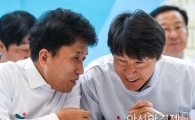 [포토]대화하는 함영주 KEB하나은행장-신태용 감독
