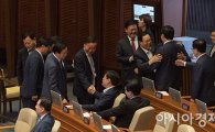 [포토]김이수 임명동의안 부결에 기뻐하는 자유한국당
