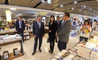 [포토]한국 서점 둘러보는 슈뢰더 전 독일 총리