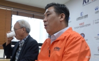 [포토]발언하는 최승재, 물 마시는 문성현