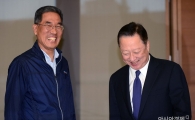 [포토]웃음 터진 김주영 한국노총 위원장·박용만 대한상의 회장