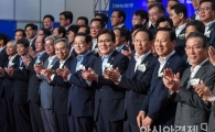 [포토]박수치는 금융업 관계자들