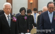 [포토]묵념하는 피우진 장관