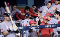 [포토]최정, '시즌 46호 홈런 넘기고 왔어'