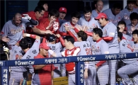 [포토]김강민 투런포 기쁨 나누는 SK 더그아웃