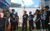 [포토]은행권청년창업재단 관계자들과 대화하는 최종구 위원장-하영구 회장