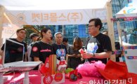 [포토]창업 스타트업 거리축제 참여 업체 방문한 최종구 금융위원장