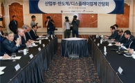 백운규 산업부 장관 "文 정부, 기업 걸림돌 없애는데 주력" 