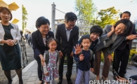 [포토]어린이들 맞이하는 김동연 경제부총리-정현백 장관-김영주 장관