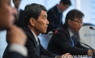 [포토]질의응답하는 이동걸 회장