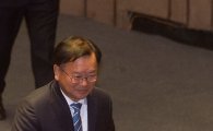 [포토]김명수 후보자 인준안 투표하는 김부겸 장관