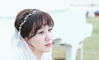 '청춘시대2' 박은빈, 순백의 웨딩드레스 입고 '찰칵'...웨딩화보?
