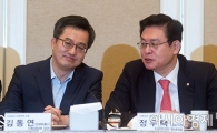 [포토]정우택 원내대표와 이야기 나누는 김동연 부총리