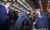 [포토]대법관들과 악수하는 김명수 대법원장