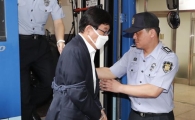 [포토]호송차 내리는 원세훈 