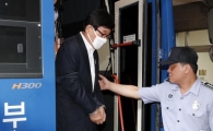[포토]호송차 하차하는 원세훈 전 국정원장