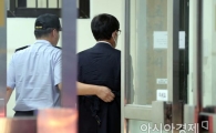 [포토]검찰로 들어서는 원세훈 전 원장