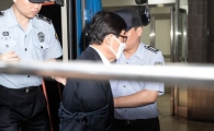 [포토]호송차에서 내린 원세훈 전 국정원장