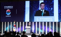 문 대통령 "어렵지만, 우리가 가야할 길은 평화"