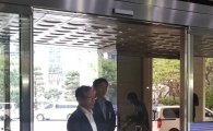 故 김광석 친형 김광복씨 경찰 출석…"의혹 투성이, 진실 밝힐 것"