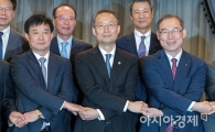 [포토]삼성·LG와 손잡은 백운규 산업장관