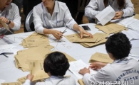 [포토]투표용지 개봉하는 분주한 손길