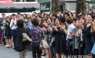 [포토]반포주공1단지 조합원들에게 감사인사하는 현대건설 관계자들