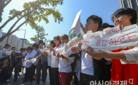[포토]생리대 성분 위해성 조사 촉구 퍼포먼스