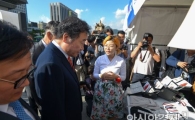 [포토]개량한복 부스 둘러보는 이낙연 총리