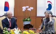 [포토]아마노 IAEA사무총장 만나는 강경화 외교장관