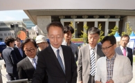 [포토]코리아세일페스타 홍보관 둘러보는 백운규 장관