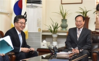 김동연 부총리, 종교인 과세 관련 성균관 찾는다…유교계 예방