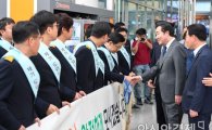 [포토]귀성인사 나선 서울역 직원들과 악수하는 이낙연 총리