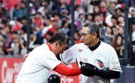 [포토]김진욱 감독, '우승 축하해요'