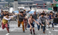 [포토]서울거리예술축제 '화려하게 퍼레이드 시작!'
