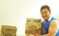'범죄도시' 마동석, 오레오 들고 인증샷…'근육맨의 팔뚝'