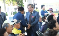 [포토]주민들과 악수하는 유근기 곡성군수