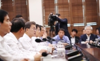 文 "여야 협치 틀 만들어 새로운 나라 만들 과제 풀자"