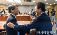 [포토]안철수 대표와 인사 나누는 유승민 의원
