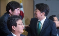 [포토]안철수 대표와 인사 나누는 하태경 의원