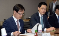 [포토]세탁기 세이프가드 관련 자료 보는 강성천 산업부 통상차관보