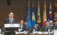 [포토]국방부 국정감사, 업무고보하는 송영무 장관