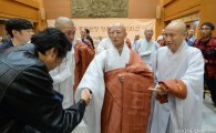 [포토]조계종 총무원장 당선된 설정 스님, 기자들과 악수