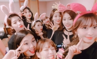 컴백 앞둔 트와이스, 팬미팅 인증샷 공개 “2주년 너무 축하해요!”