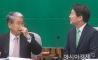 [포토]이야기 나누는 안철수-김동철